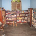 Biblioteca de la Casa-Albergue 'La Misión de Sta. Teresita' en Santa Ocopa